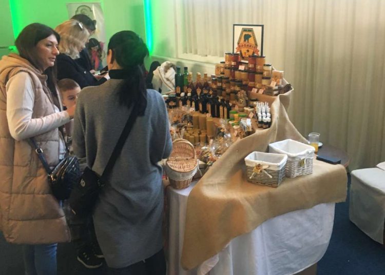 Tomislavgrad: U sklopu manifestacije ”Božiću u susret” otvoren Božićni sajam