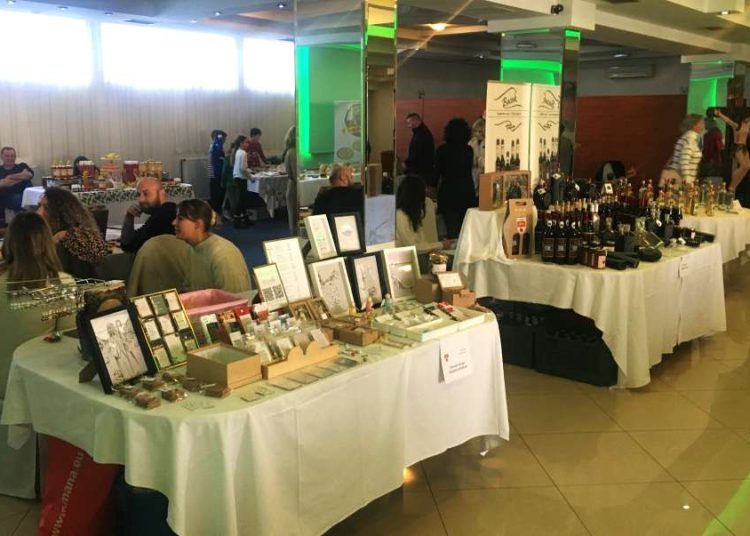 Tomislavgrad: U sklopu manifestacije ”Božiću u susret” otvoren Božićni sajam