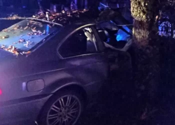 Dvije osobe ozlijeđene u izlijetanju auta u Knešpolju, vatrogasci izvlačili unesrećene