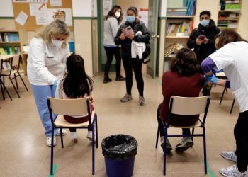 Prepune bolnice, pacijenti opet leže na hodnicima: Španjolci vraćaju maske