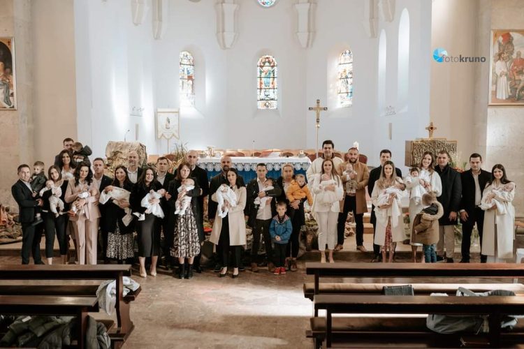 Trinaest krštenja ove subote na Širokom Brijegu