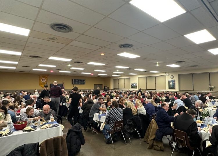 Hercegovačka noć u Chicagu imala je humanitarni karakter, 350 posjetitelja zabavljao Bože Slišković