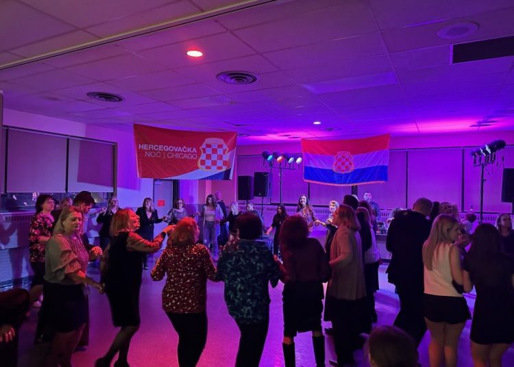Hercegovačka noć u Chicagu imala je humanitarni karakter, 350 posjetitelja zabavljao Bože Slišković