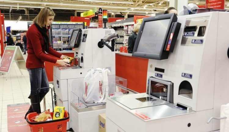 Radi sve većih krađa trgovci vraćaju ljude na blagajne, samoposlužne su bile loša odluka