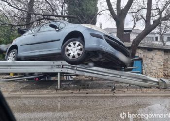 Mostar: Automobil završio na ogradi mosta