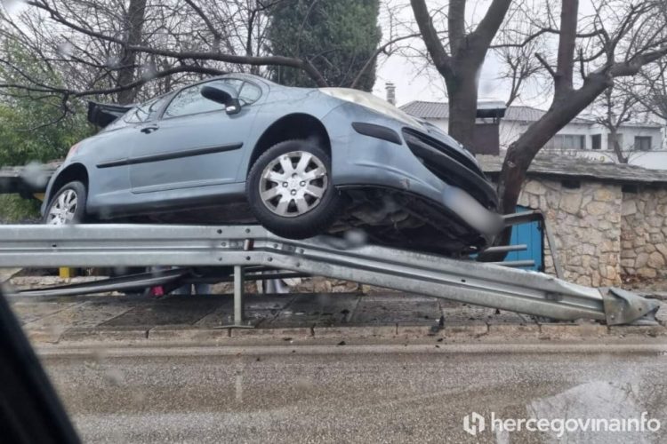 Mostar: Automobil završio na ogradi mosta
