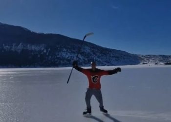 Na zaleđenom Blidinjskom jezeru igraju hokej na ledu (VIDEO)