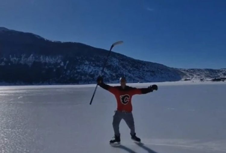 Na zaleđenom Blidinjskom jezeru igraju hokej na ledu (VIDEO)