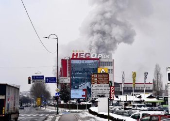 Veliki požar na sarajevskoj pijaci Heco, vatrogasci vode veliku bitku s vatrom