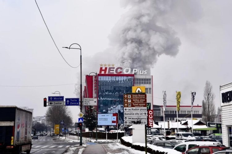 Veliki požar na sarajevskoj pijaci Heco, vatrogasci vode veliku bitku s vatrom