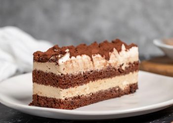 Preukusan kolač s kikiriki maslacem