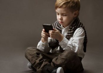 Štetnost mobitela za djecu: Saznali smo kakav utjecaj ima na dječji mozak i kako odviknuti dijete od mobitela