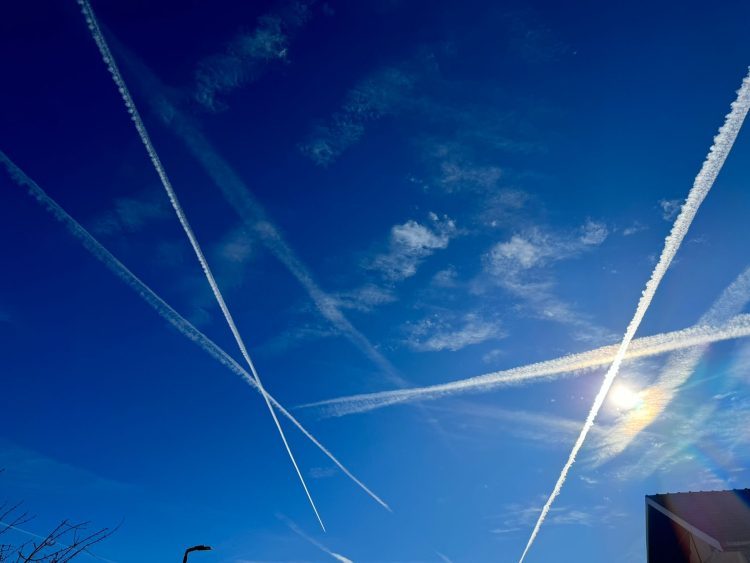 Nebo iznad Širokog Brijega išarano tragovima aviona: Jesu li ovo zloglasni chemtrailsi?