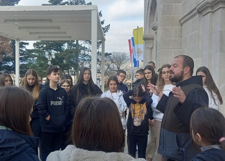Pogledajte kako su Prva i Druga osnovna škola obilježile tužnu obljetnicu u Širokom Brijegu