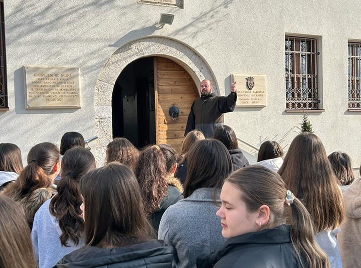 Pogledajte kako su Prva i Druga osnovna škola obilježile tužnu obljetnicu u Širokom Brijegu