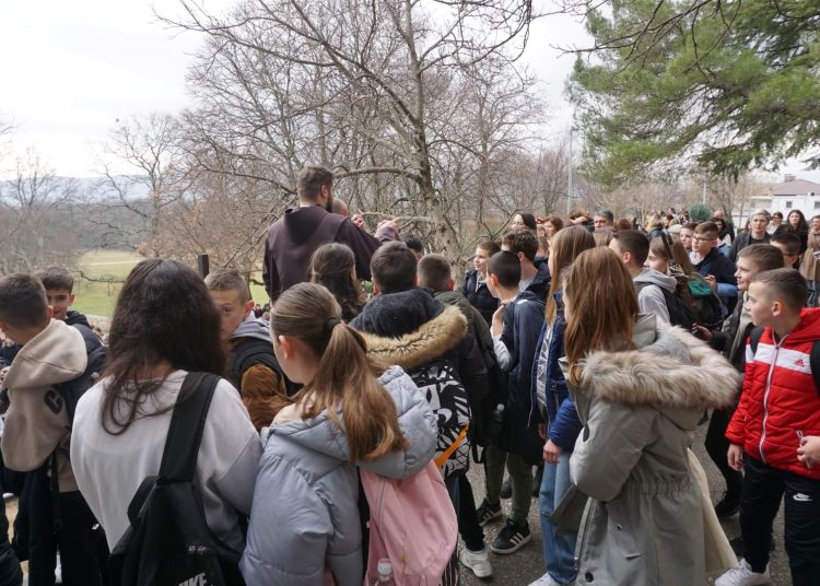 Pogledajte kako su Prva i Druga osnovna škola obilježile tužnu obljetnicu u Širokom Brijegu