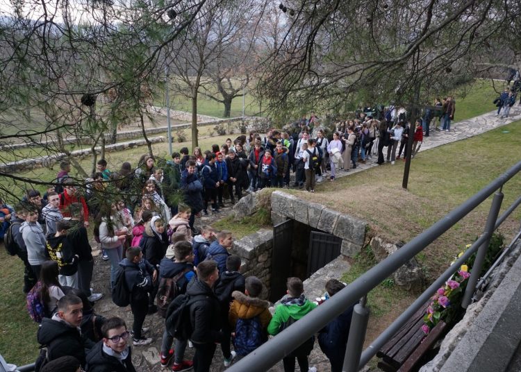 Pogledajte kako su Prva i Druga osnovna škola obilježile tužnu obljetnicu u Širokom Brijegu