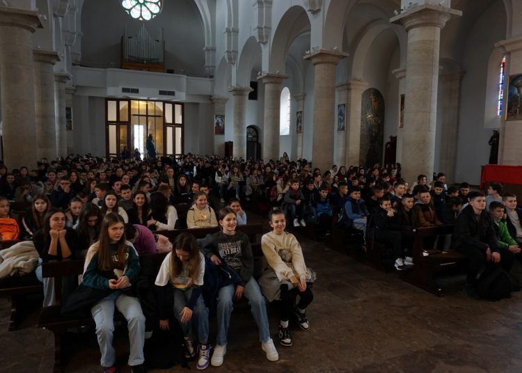 Pogledajte kako su Prva i Druga osnovna škola obilježile tužnu obljetnicu u Širokom Brijegu