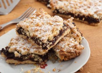 Čupava Kata slična je piti od jabuka, priprema se na masti, s orasima i džemom