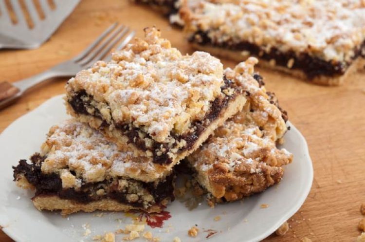 Čupava Kata slična je piti od jabuka, priprema se na masti, s orasima i džemom