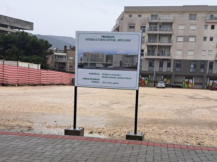Grad Mostar osudio postavljanje table o izgradnji “Interkulturnog centra”. Muftija: “Ispod ovog ne možemo ići”