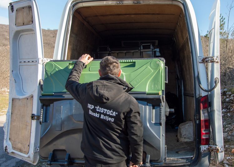 Široki Brijeg: U Izbično dopremljeni kontejneri za odlaganje otpada iz kućanstva