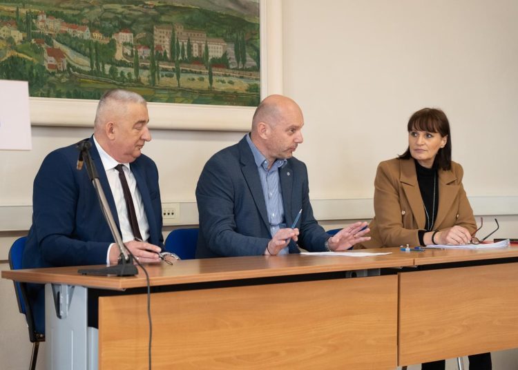 Široki Brijeg: Potpisani ugovori s dobitnicima studentskih stipendija za deficitarna zanimanja