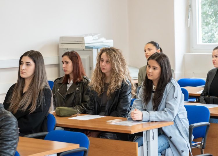 Široki Brijeg: Potpisani ugovori s dobitnicima studentskih stipendija za deficitarna zanimanja