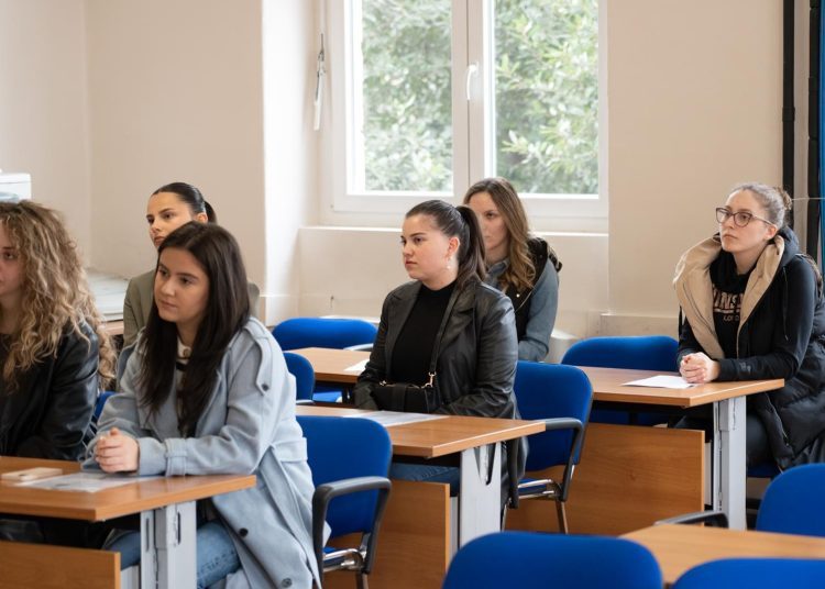 Široki Brijeg: Potpisani ugovori s dobitnicima studentskih stipendija za deficitarna zanimanja