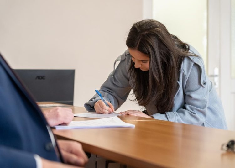 Široki Brijeg: Potpisani ugovori s dobitnicima studentskih stipendija za deficitarna zanimanja