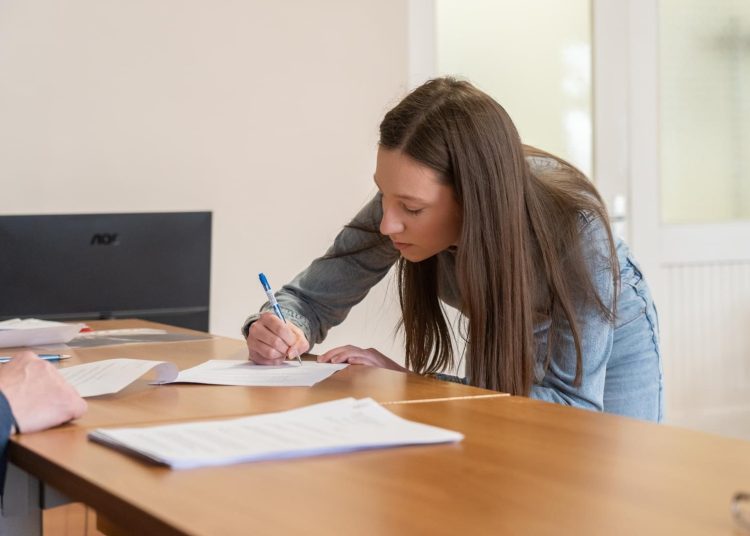 Široki Brijeg: Potpisani ugovori s dobitnicima studentskih stipendija za deficitarna zanimanja