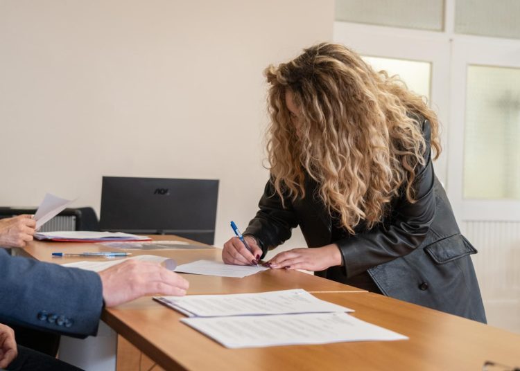 Široki Brijeg: Potpisani ugovori s dobitnicima studentskih stipendija za deficitarna zanimanja