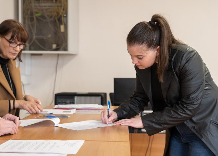 Široki Brijeg: Potpisani ugovori s dobitnicima studentskih stipendija za deficitarna zanimanja