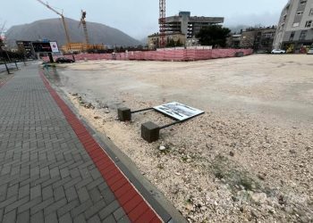 Išarana i oborena tabla centra ‘Mevlana’ Islamske zajednice kod HNK Mostar