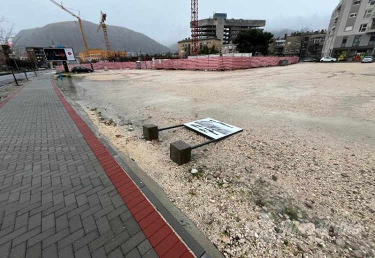 Išarana i oborena tabla centra ‘Mevlana’ Islamske zajednice kod HNK Mostar