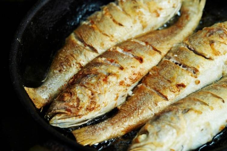 Trik sastojak koji pomaže da pržena riba ne upije ulje