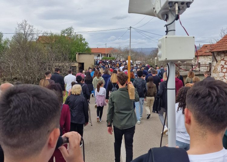 Foto| Veliki broj vjernika na pobožnosti Križnog puta od Uzarića do Širokog Brijega