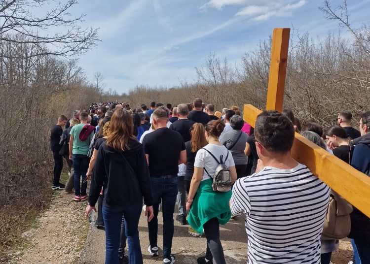 Foto| Veliki broj vjernika na pobožnosti Križnog puta od Uzarića do Širokog Brijega
