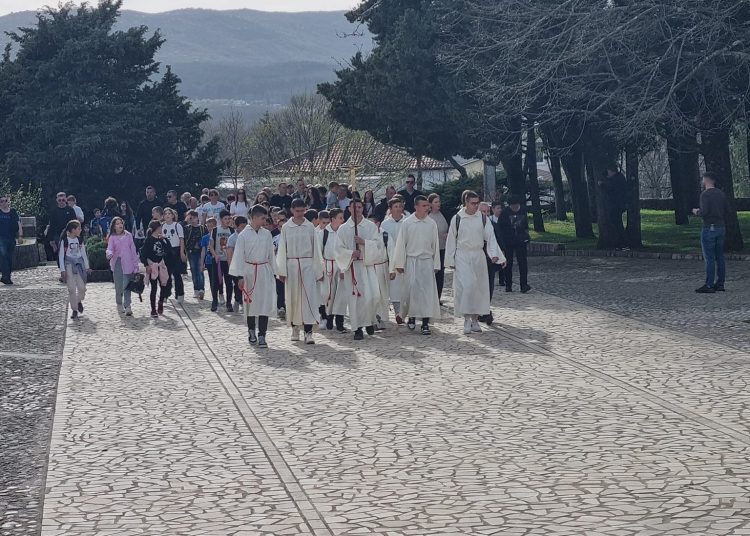 Foto| Veliki broj vjernika na pobožnosti Križnog puta od Uzarića do Širokog Brijega
