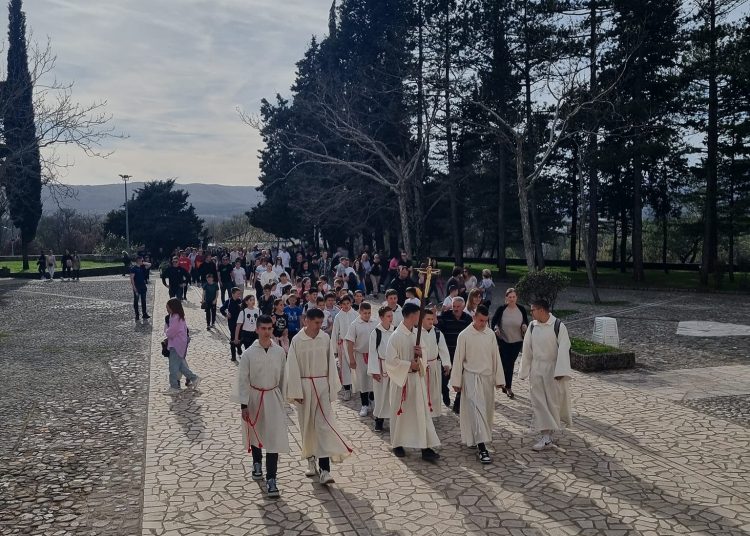 Foto| Veliki broj vjernika na pobožnosti Križnog puta od Uzarića do Širokog Brijega