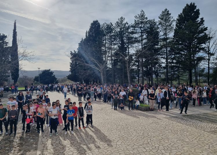 Foto| Veliki broj vjernika na pobožnosti Križnog puta od Uzarića do Širokog Brijega