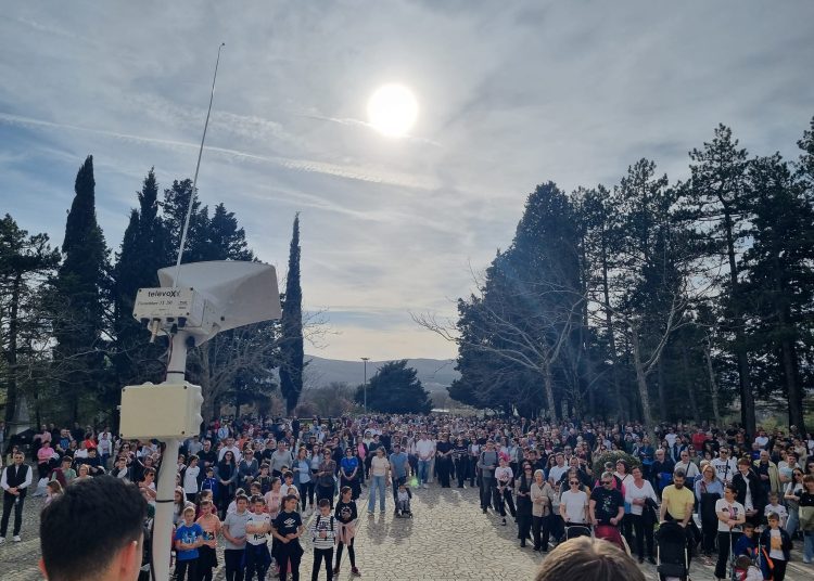 Foto| Veliki broj vjernika na pobožnosti Križnog puta od Uzarića do Širokog Brijega
