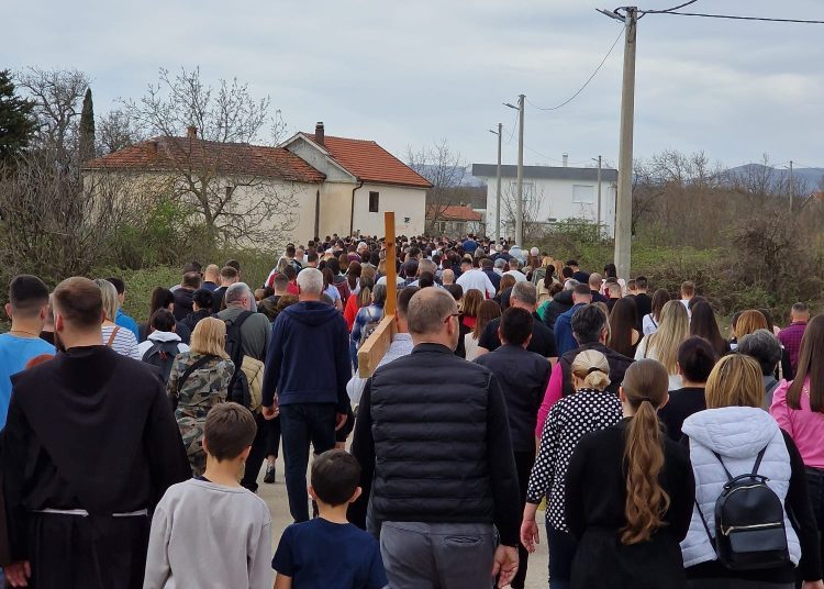 Foto| Veliki broj vjernika na pobožnosti Križnog puta od Uzarića do Širokog Brijega
