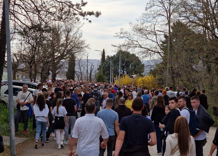 Foto| Veliki broj vjernika na pobožnosti Križnog puta od Uzarića do Širokog Brijega