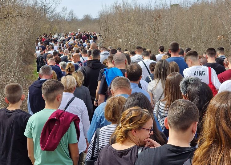 Foto| Veliki broj vjernika na pobožnosti Križnog puta od Uzarića do Širokog Brijega