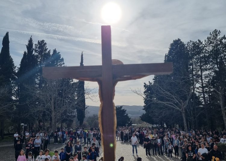 Foto| Veliki broj vjernika na pobožnosti Križnog puta od Uzarića do Širokog Brijega