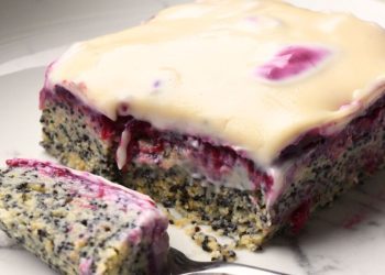 Kolač od maka i šumskog voća prava je fantazija, a priprema je puno lakša nego što izgleda