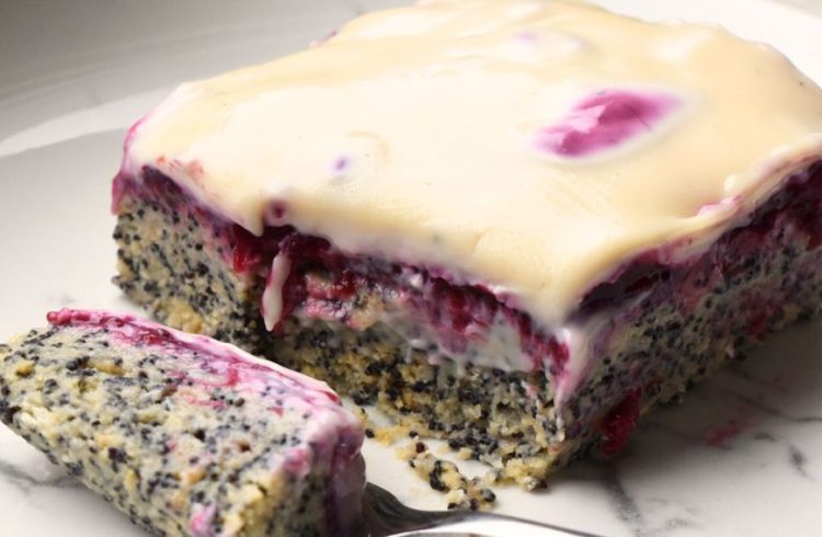 Kolač od maka i šumskog voća prava je fantazija, a priprema je puno lakša nego što izgleda