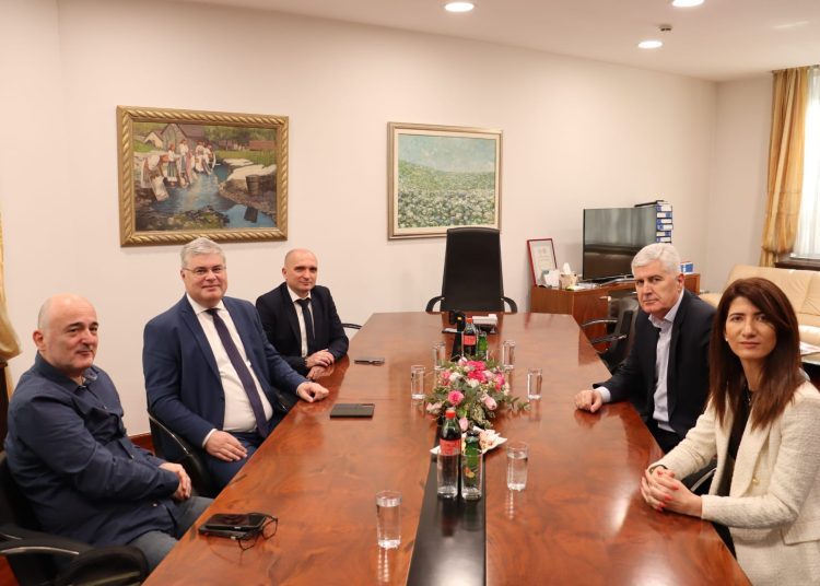 Čović posjetio HT Eronet, Hrvatsku poštu Mostar i Elektroprivredu HZ HB