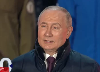 Video: Putin došao na proslavu u Moskvi, s narodom i protukandidatima pjevao himnu